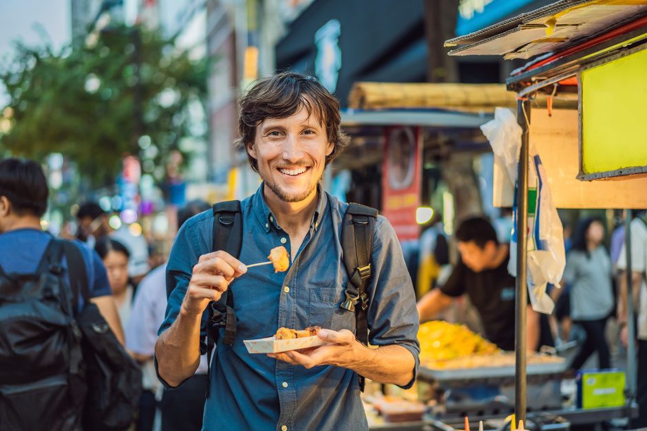 Besucher genießt Street Food auf einem Festival